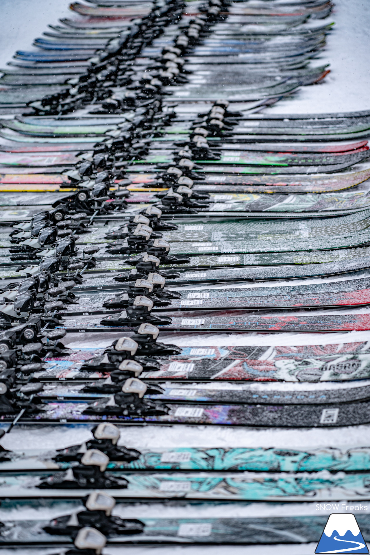 絶好のふかふか新雪コンディションに恵まれて！『パドルクラブ』太板だけのニューモデルスキー試乗会「ファット・フリーライドスキー試乗会」開催 in かもい岳国際スキー場